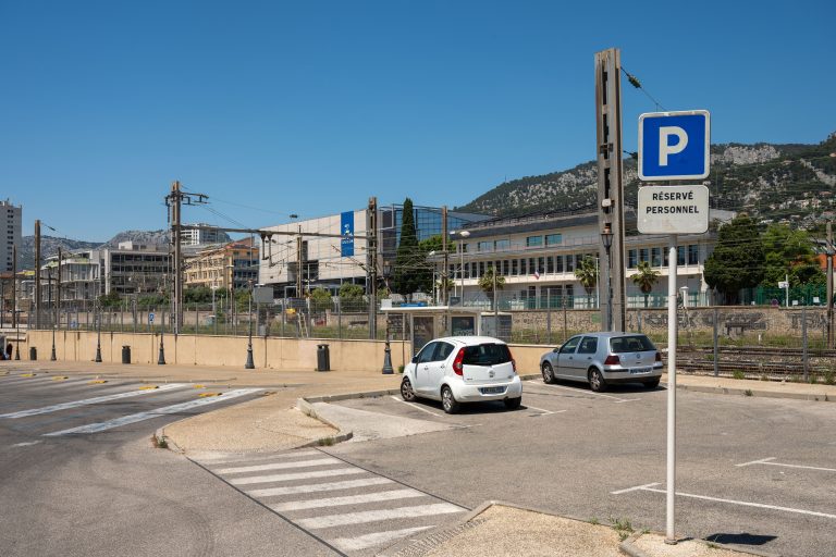 Parking extérieur avec places de stationnement, photo d'illustration