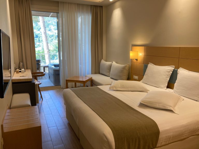 Chambre d'appart-hôtel avec balcon et coin bureau, photo d'illustration